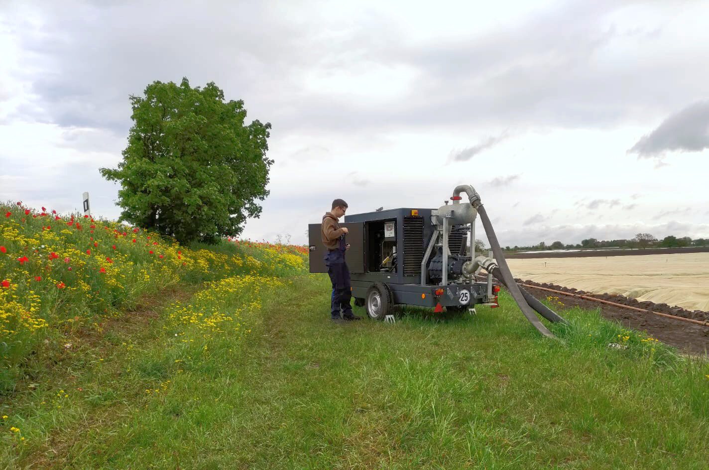 Servicetechniker repariert Generator